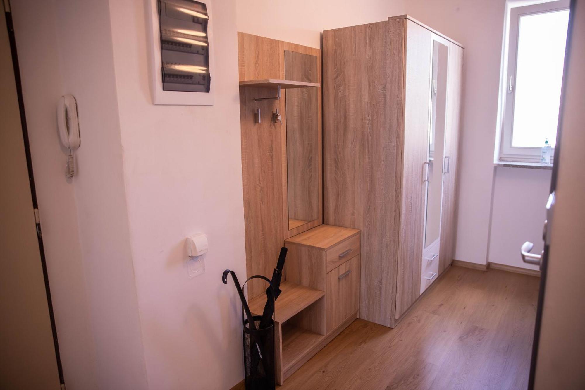 Prostorny Byt V Centru U Reky, 2 Loznice, Balkon Градец-Кралове Экстерьер фото